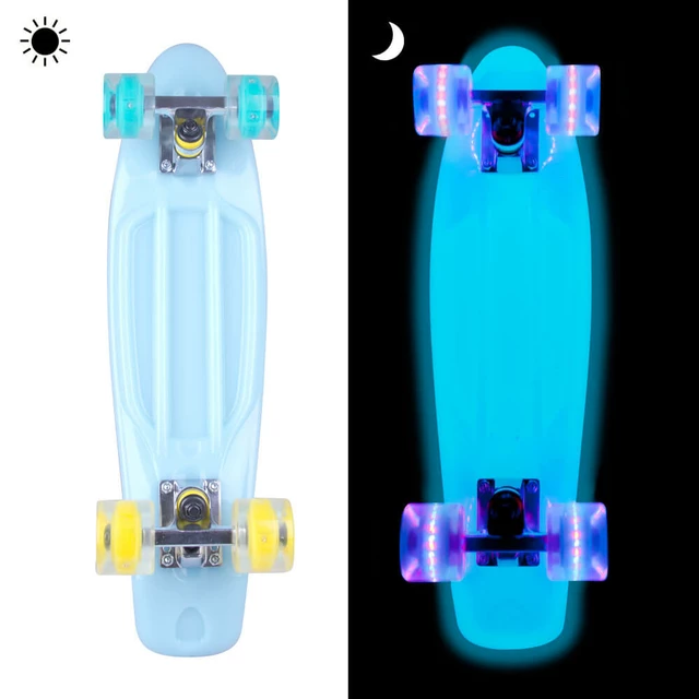 Svetleči pennyboard WORKER Lumy 22" - roza - Modrá s barevnými kolečky