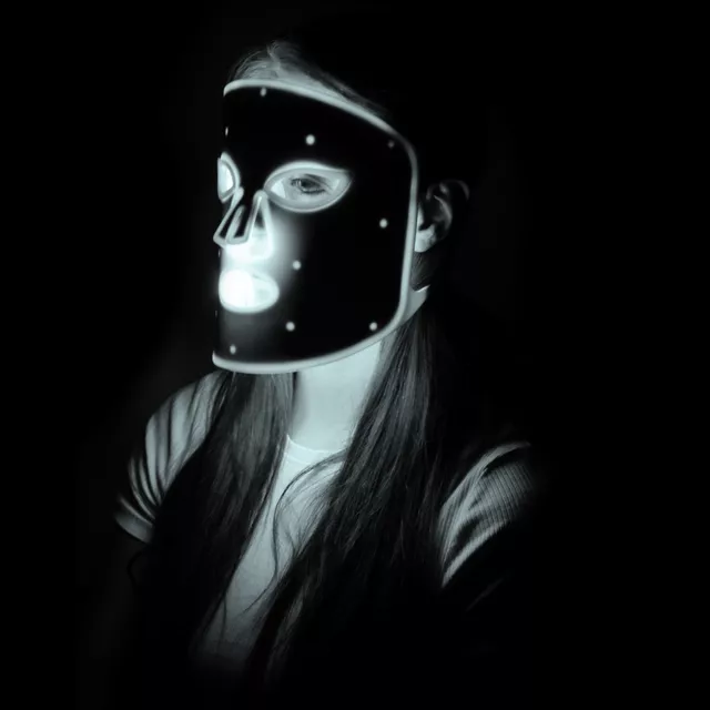 Polnilna silikonska LED svetlobna terapevtska maska inSPORTline Santorina