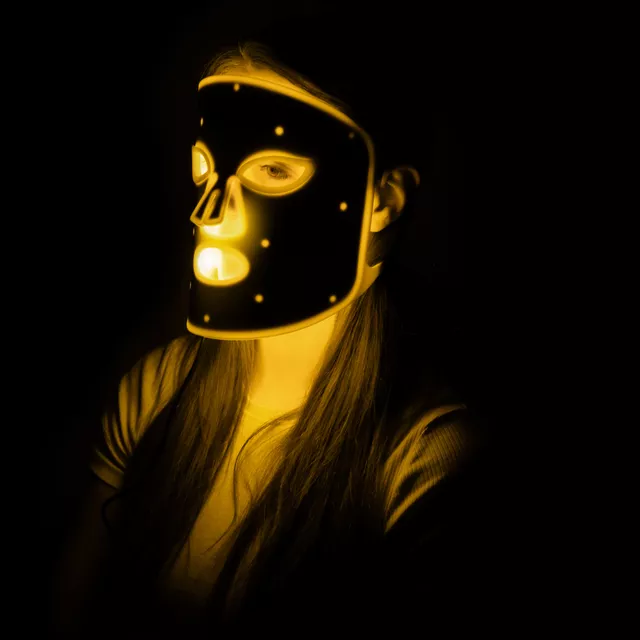 Polnilna silikonska LED svetlobna terapevtska maska inSPORTline Santorina