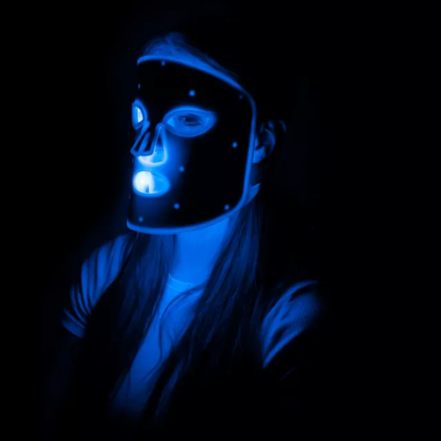 Polnilna silikonska LED svetlobna terapevtska maska inSPORTline Santorina