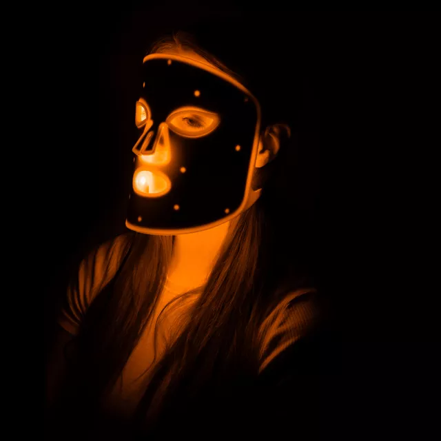 Polnilna silikonska LED svetlobna terapevtska maska inSPORTline Santorina