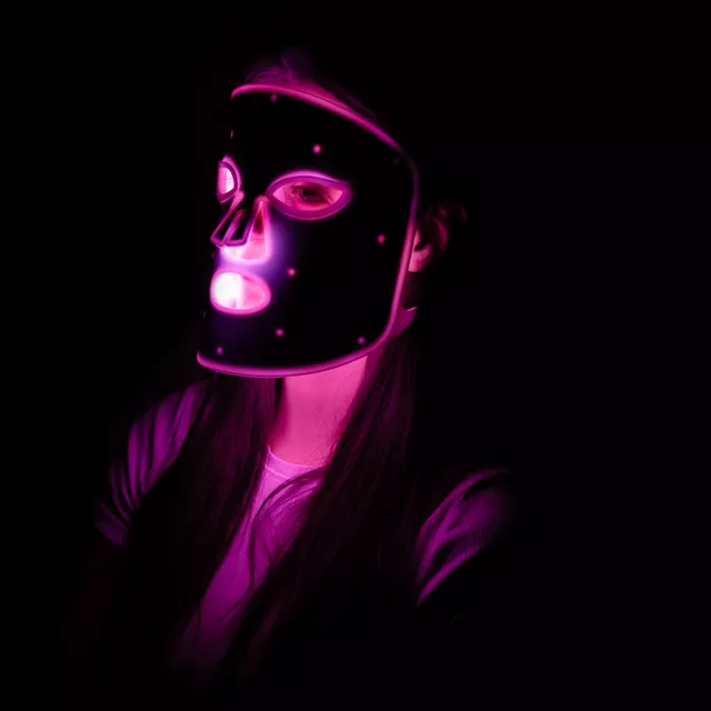 Polnilna silikonska LED svetlobna terapevtska maska inSPORTline Santorina